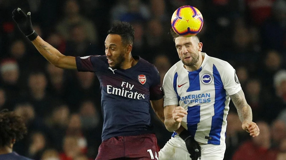 Aubameyang *trái, Arsenal) trong pha khôngh chiến với Brighton.