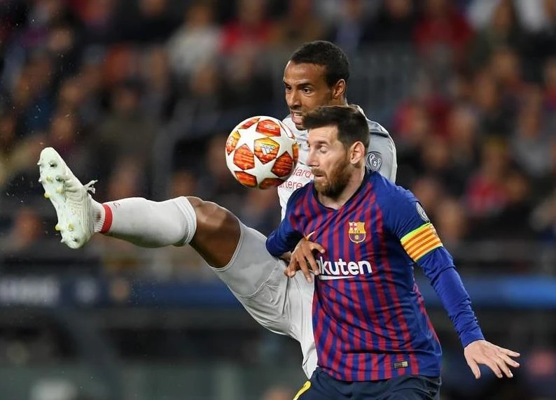 Trung vệ Liverpool Joel Matip cản phá Lionel Messi