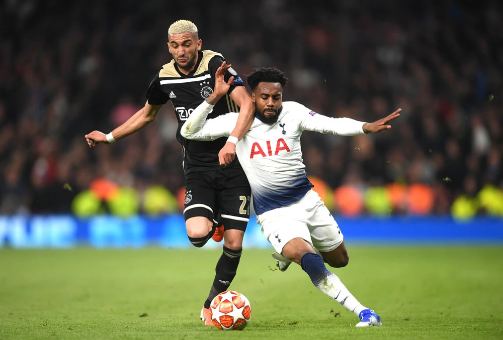 Hakim Ziyech tranh bóng với Danny Rodse (Tottenham)