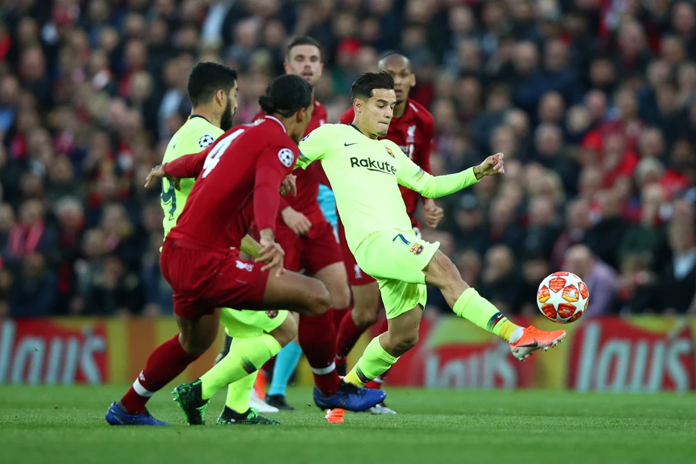 Philippe Coutinho tâng bóng trước khung thành Liverpool