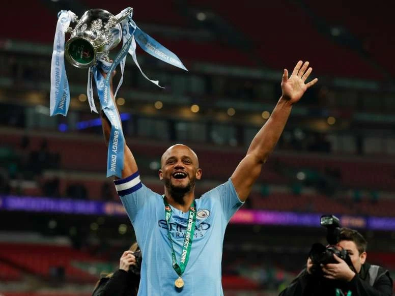 Đội trưởng Vincent Kompany giương cao chiếc cúp FA