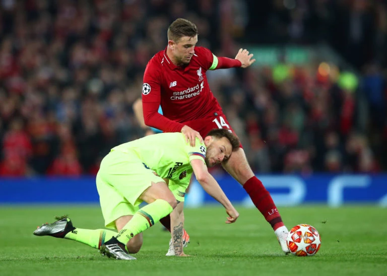 Jordan Henderson (phải, tranh bóng với Ivan Rakitic (Barcelona)