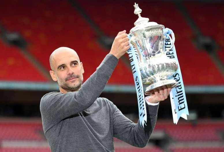 Pep Guardiola giương cao chiếc cúp FA