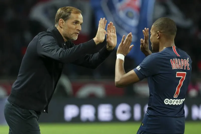 Thomas Tuchel (trái) và Kylian Mbappe