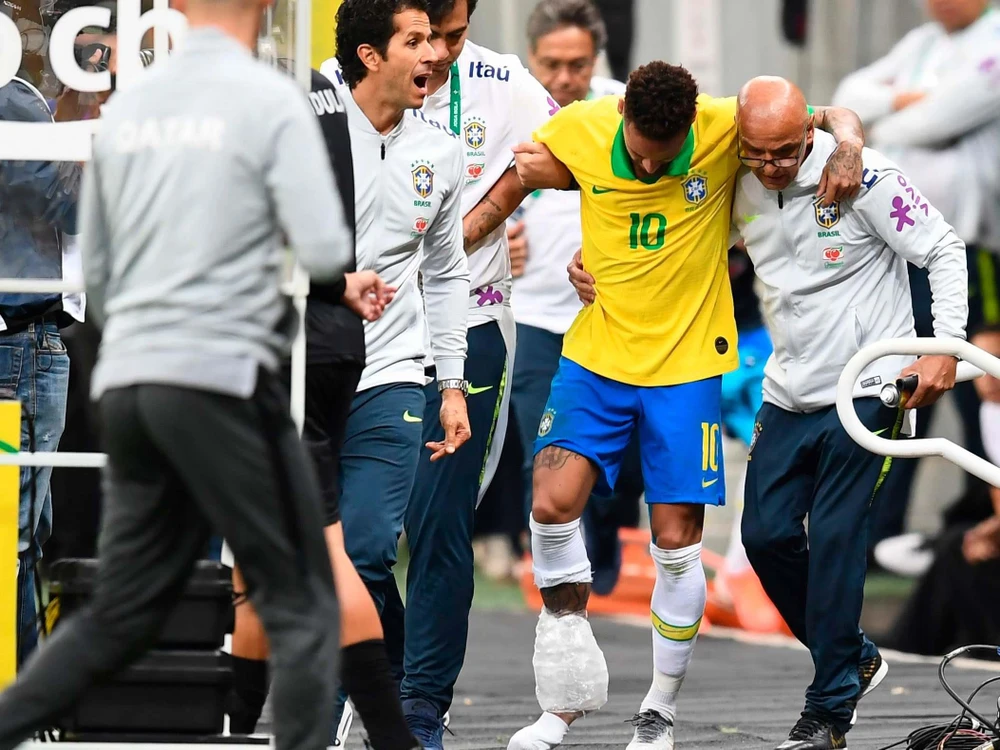 Mùa hè đầy sóng gió với Neymar