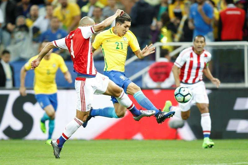 Roberto Firmino đi bóng qua hậu vệ Paraguay