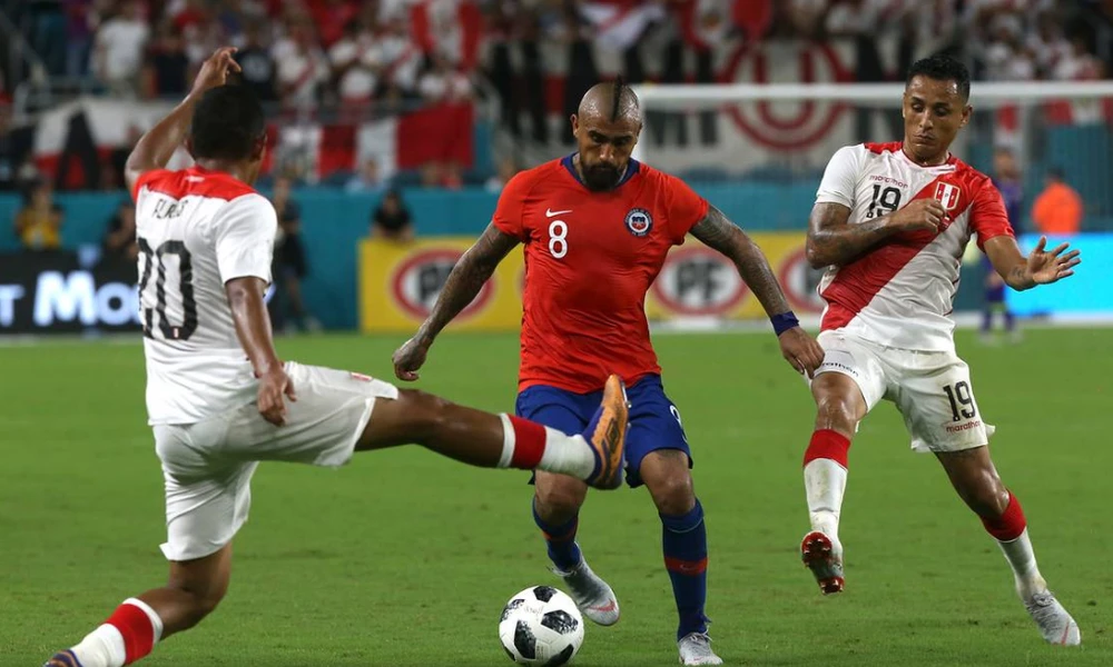 Arturo Vidal đi bóng trước hàng thủ Peru.