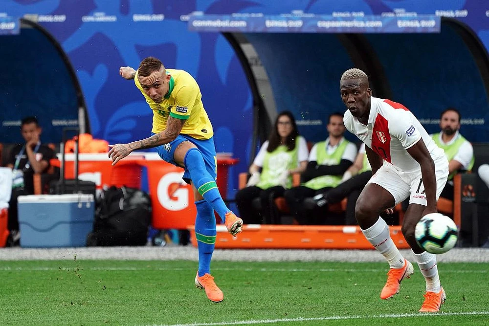 Everton (trái, Brazil) ghi bàn vào lưới Peru.