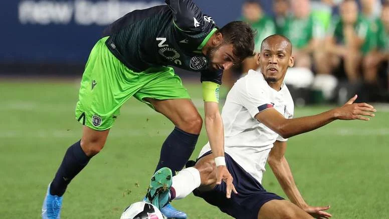 Fabiano (phải, Liverpool) vất vả cản phá Bruno Fernandez.