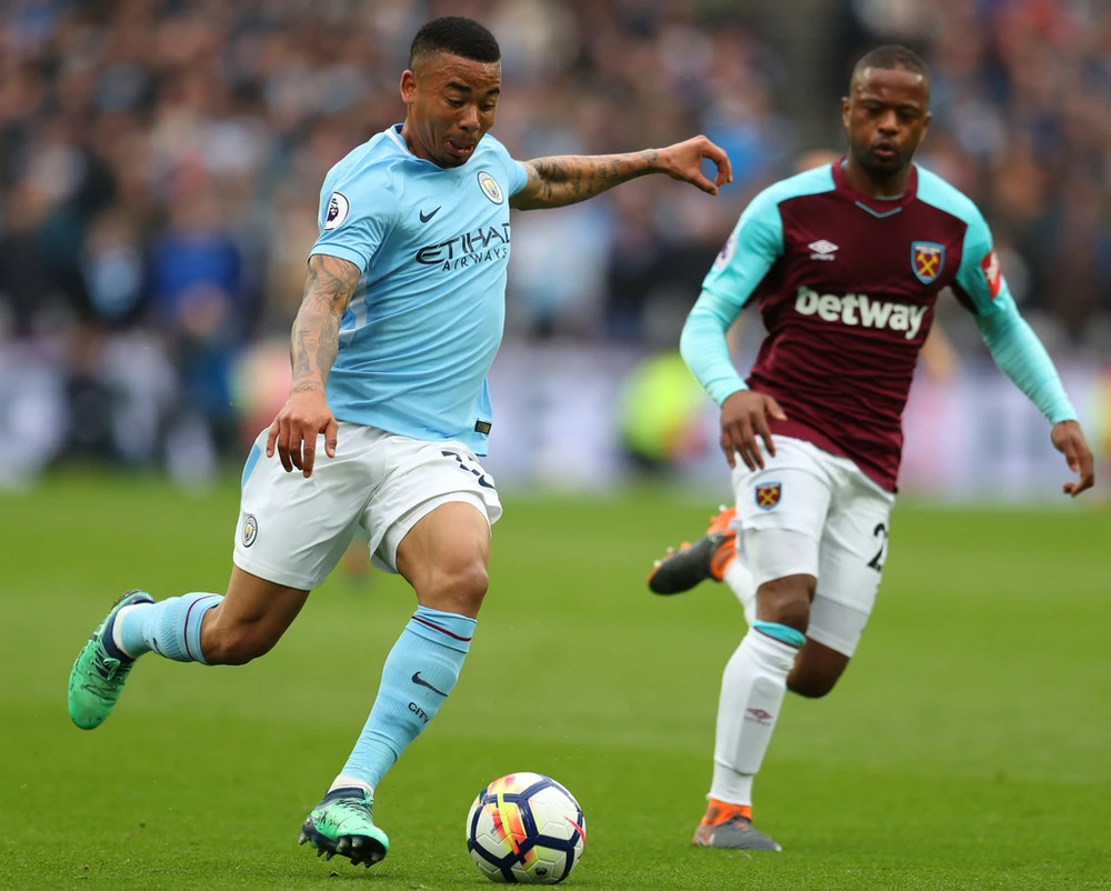 Gabriel Jesus sút bóng trước Patrice Evra (West Ham)