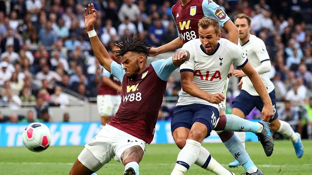 Harry Kane ghi bàn vào lưới Aston Villa.