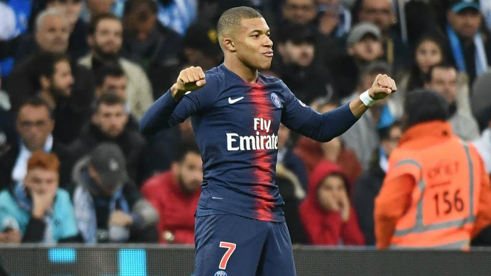 Kylian Mbappe đã bắt kịp Lionel Messi