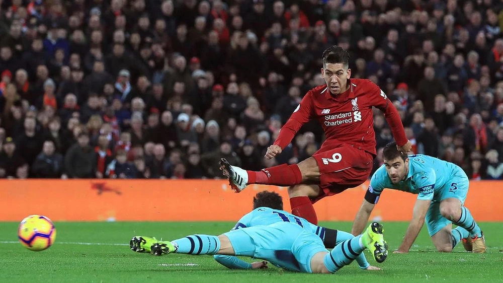 Roberto Firmino ghi hattrick vào lưới Arsenal mùa trước