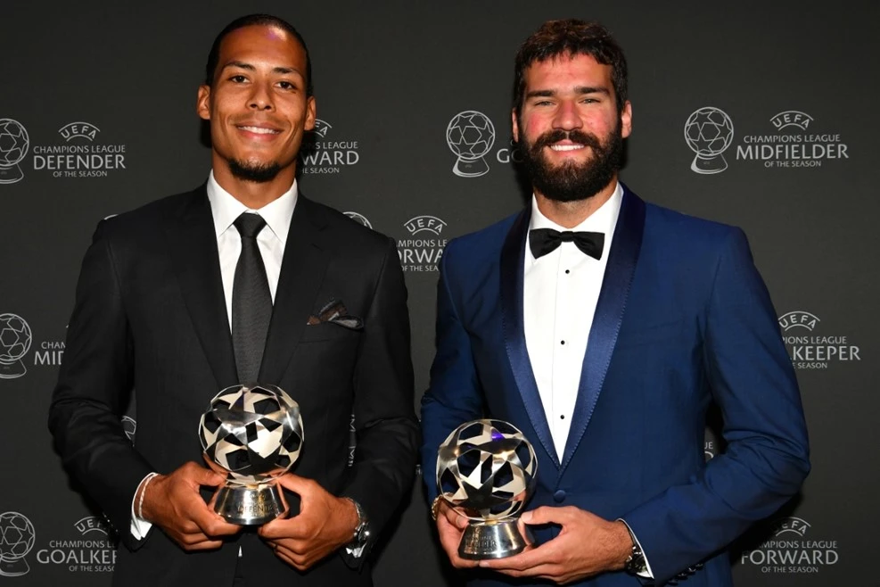 Van Dijk và Alisson mang danh hiệu về cho Liverpool