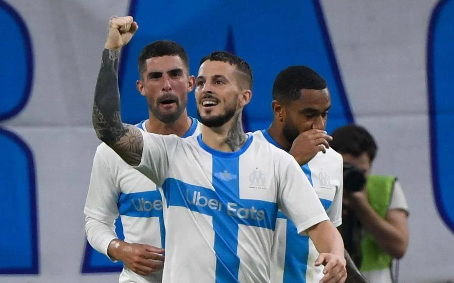 Dario Benedetto thổi nến sinh nhật 120 của Marseille