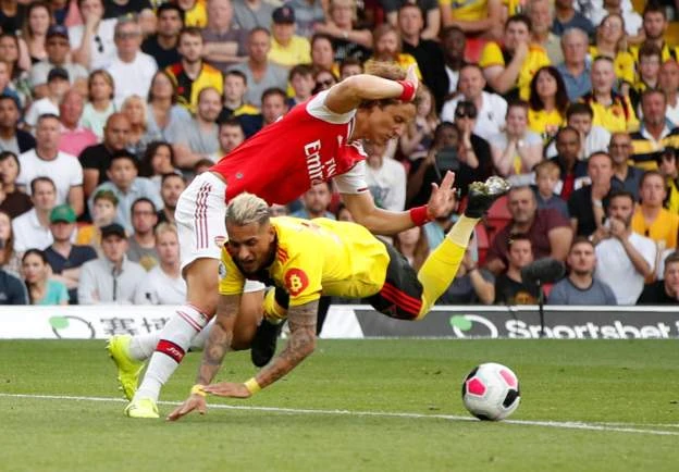 David Luiz lại đóng vai trò quyết định trong bàn gỡ hòa của đối thủ