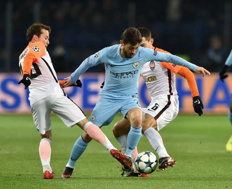 Bernardo Silva đi bóng qua hàng thủ Shakhtar Donetsk