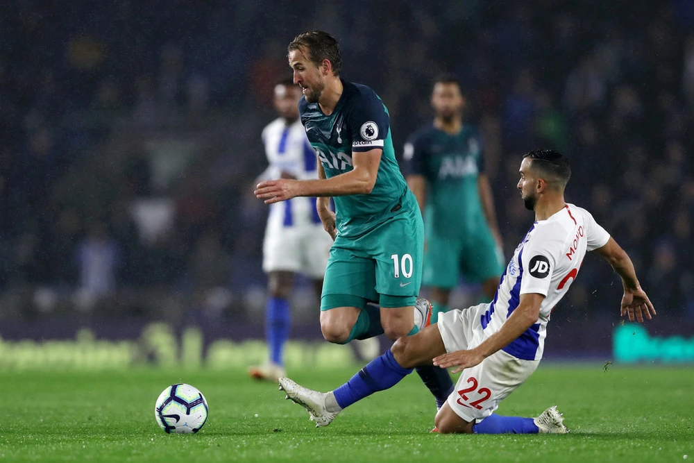 Harry Kane vượt qua hàng thủ Brighton