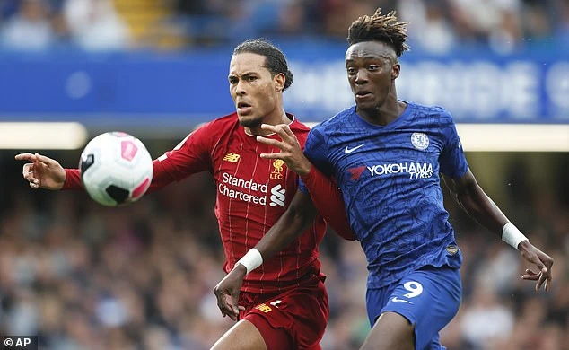 Nhóc Chelsea Abraham gọi Van Dijk là “quái thú”