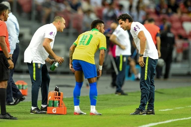 Neymar dính chấn tbui7ng ở Singapore