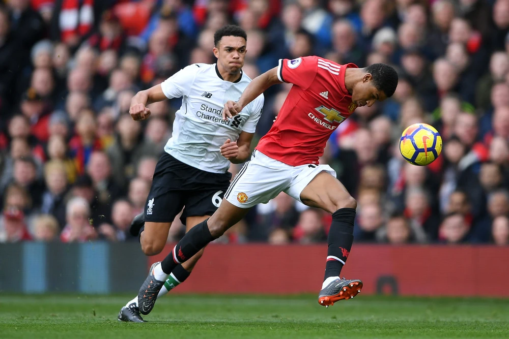 Marcus Rashford băng qua Alexander-Arnold