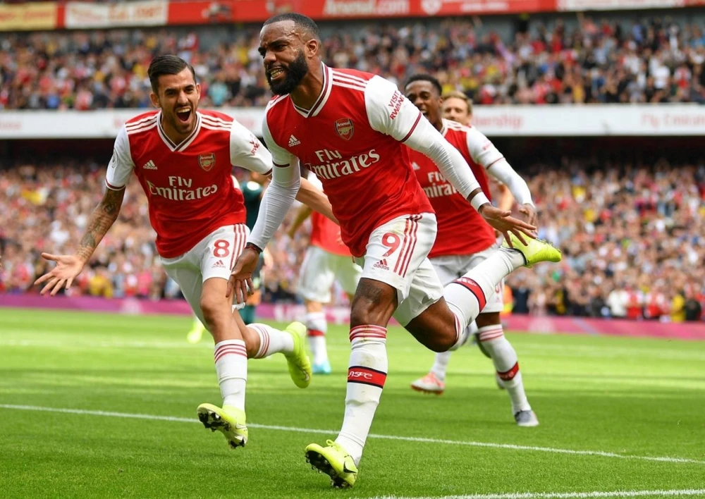 Ceballos mừng bàn thắng cùng Alexandre Lacazette .