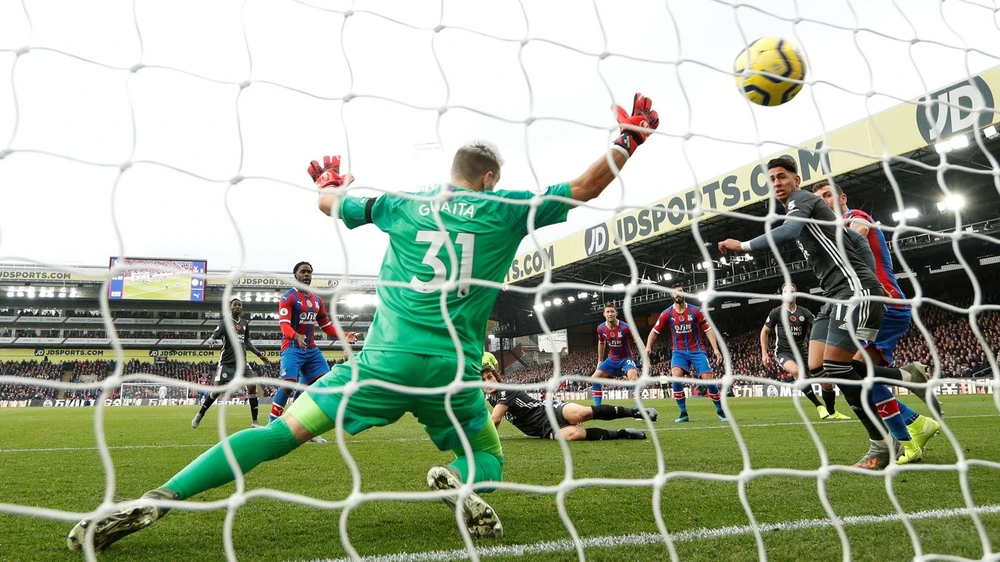 Caglar Soyuncu mở tỷ số cho Leicester.