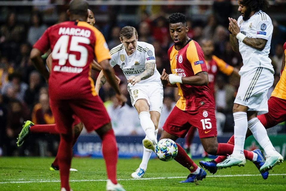 Pha ghi bàn của Toni Kroos vào lưới Galatasaray.