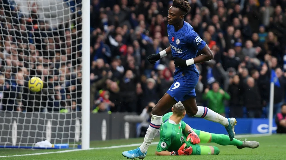 Thắng dễ Crystal Palace 2-0, Chelsea vươn lên nhì bảng