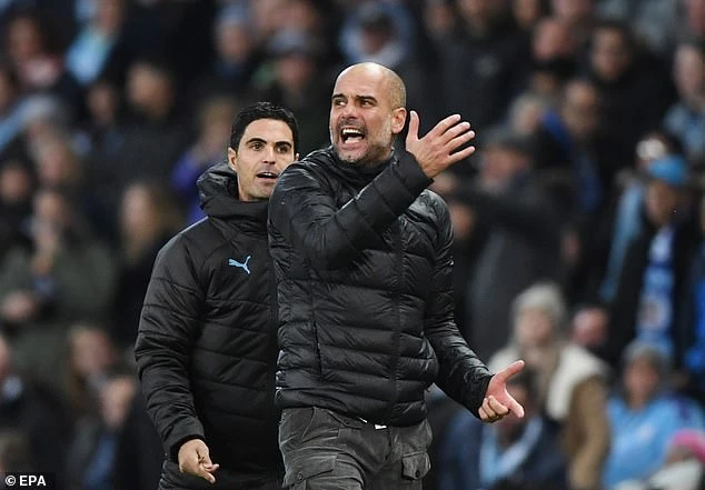 Pep Guardiola lồng lộn trên đường pitch