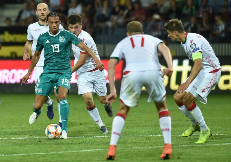 Leroy Sane đi bóng trước hàng thủ Belarus