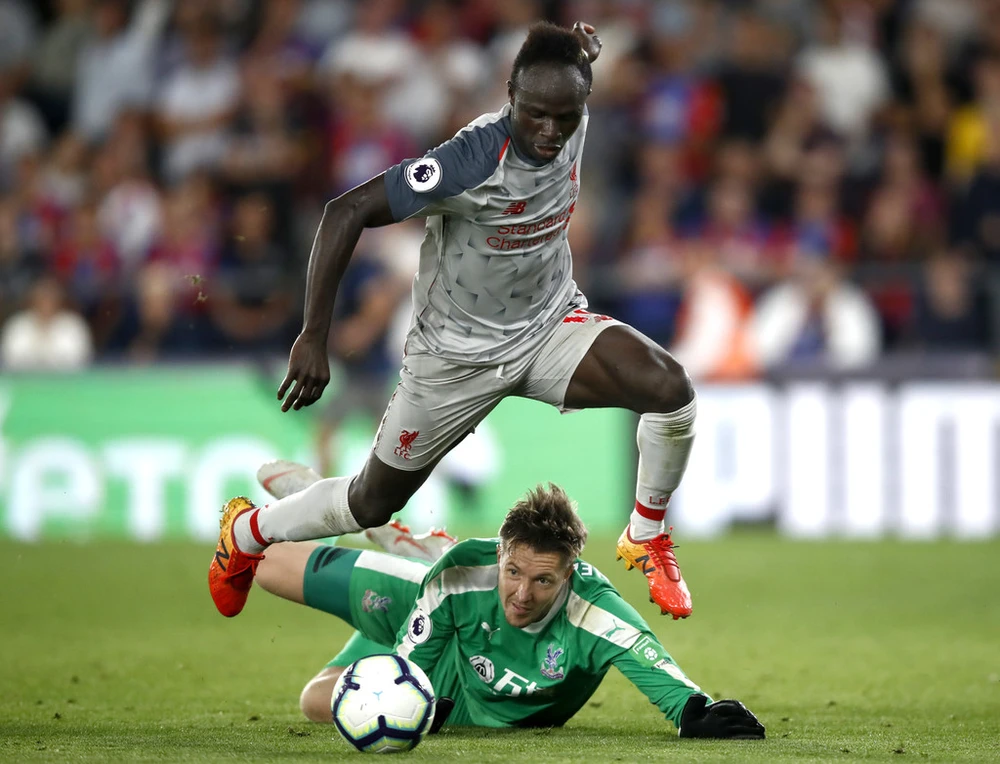 Sadio Mane ghi bàn vào lưới Crystal palace.