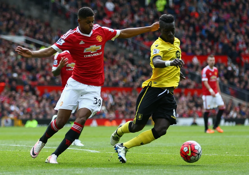 Marcus Rashford tranh bóng với hậu vệ Aston Villa