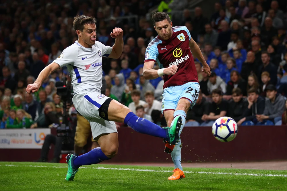 Cesar Azpilicueta (trái, Chelsea) tranh bóng với Stephen Ward (Burnley_