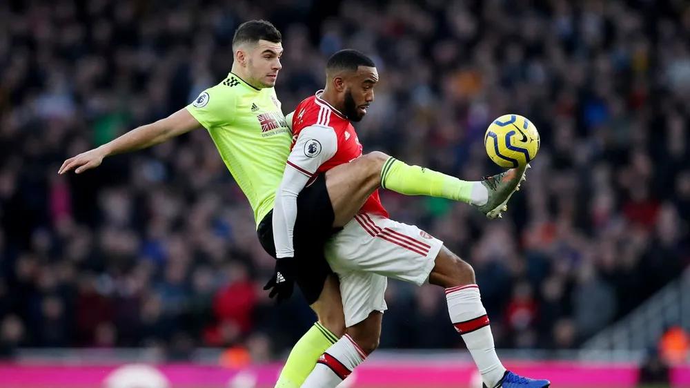 Lacazette đá cắmvà luôn bị kèm chặt