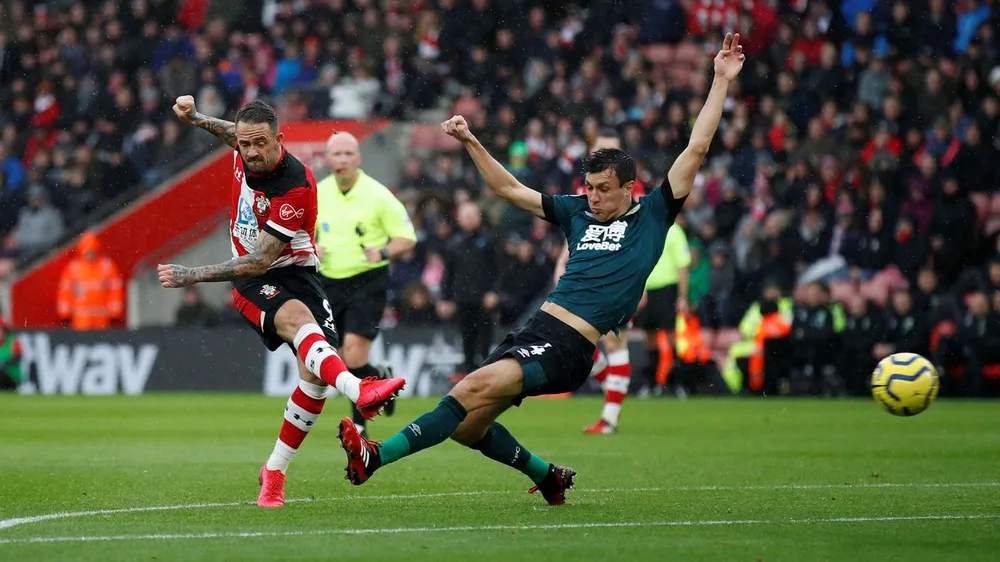 Danny Ings ghi bàn gỡ hóa cho chủ nhà.
