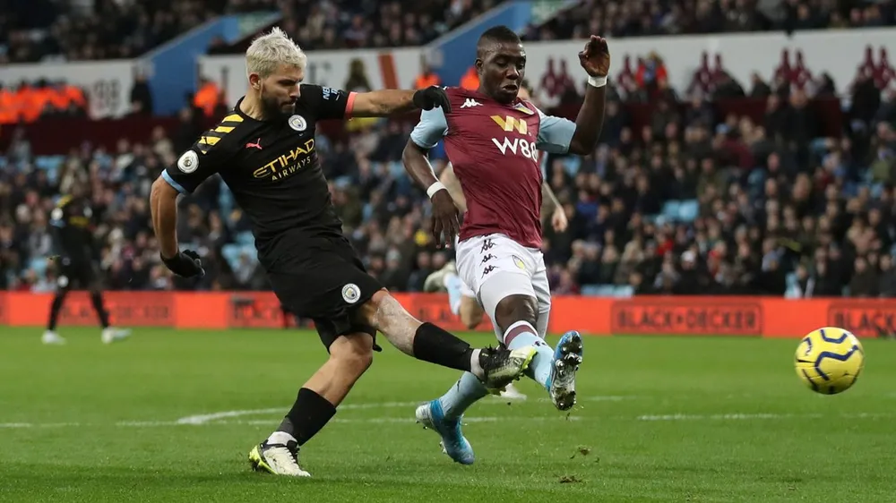 Sergiuo Aguero ghi bàn vào lưới Aston Villa ở Premier League