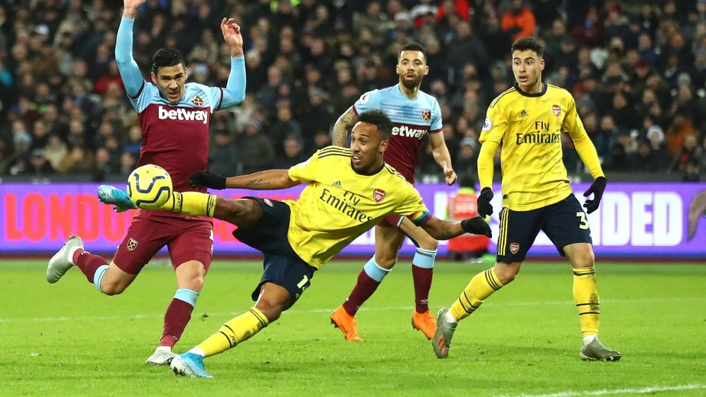 Aubameyang ghi bàn vào lưới West Ham