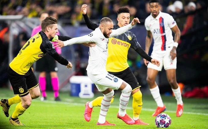 Neymar tung hoàng trước khung thành Dortmund