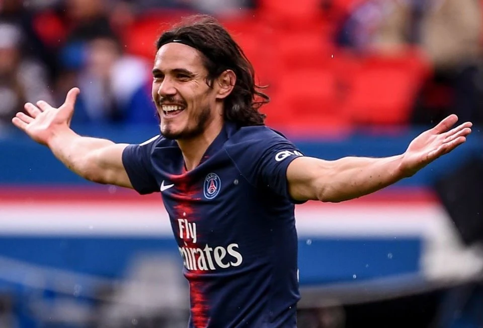 Edinson Cavani tính chuyện sang Premier League hoặc La Liga.