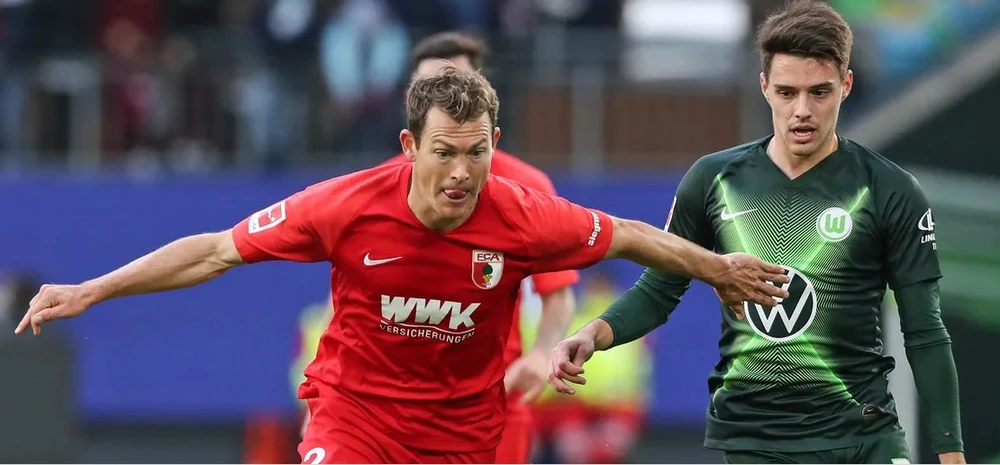 Hậu vệ người Thụy Sĩ Stephan Lichtsteiner (trái) tranh bóng với Josip Brekalo (Wolfsburg)