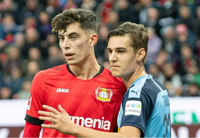 Kai Havertz (trái) sẽ giúp leverkusen giành điểm ở Gladbach