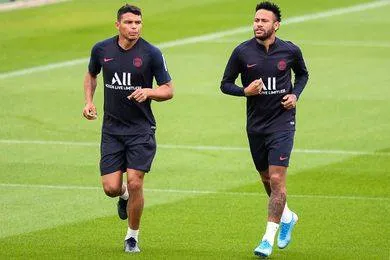 Neymar và Thiago Silva (trái)