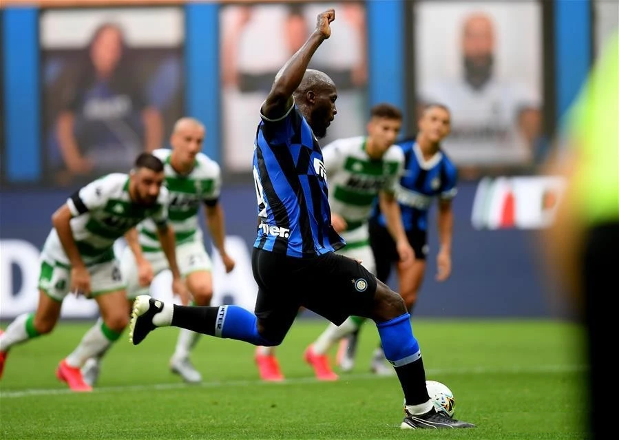 Romelu Lukaku sút thắng quả 11m cho Inter Milan trong trận hòa Sassuolo 3-3