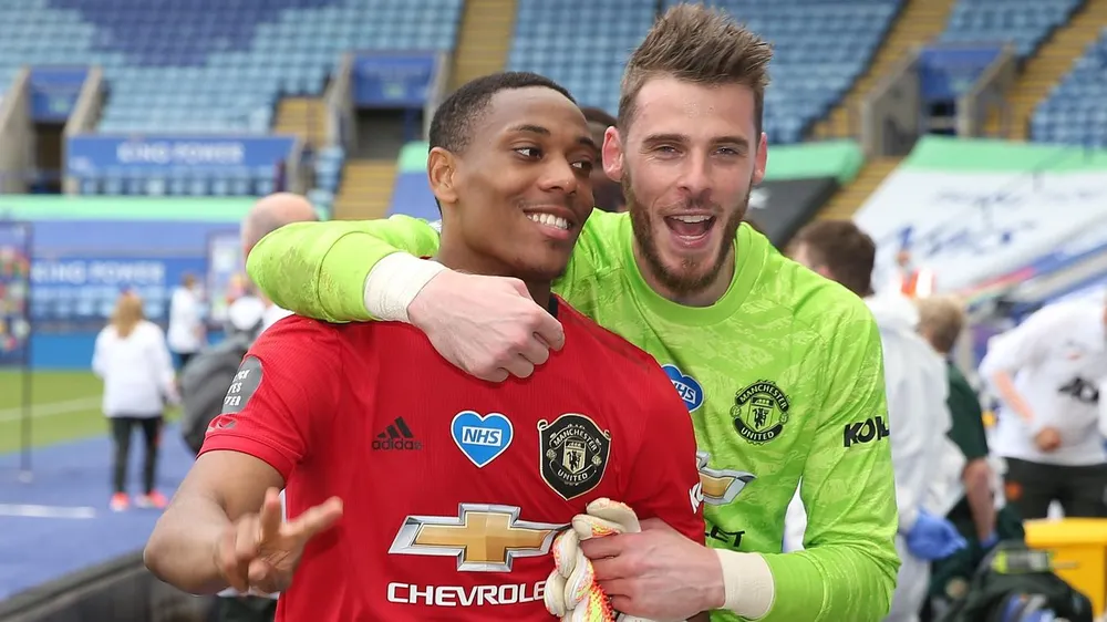 Anthony Martial và De Gea mừng thằng lợi