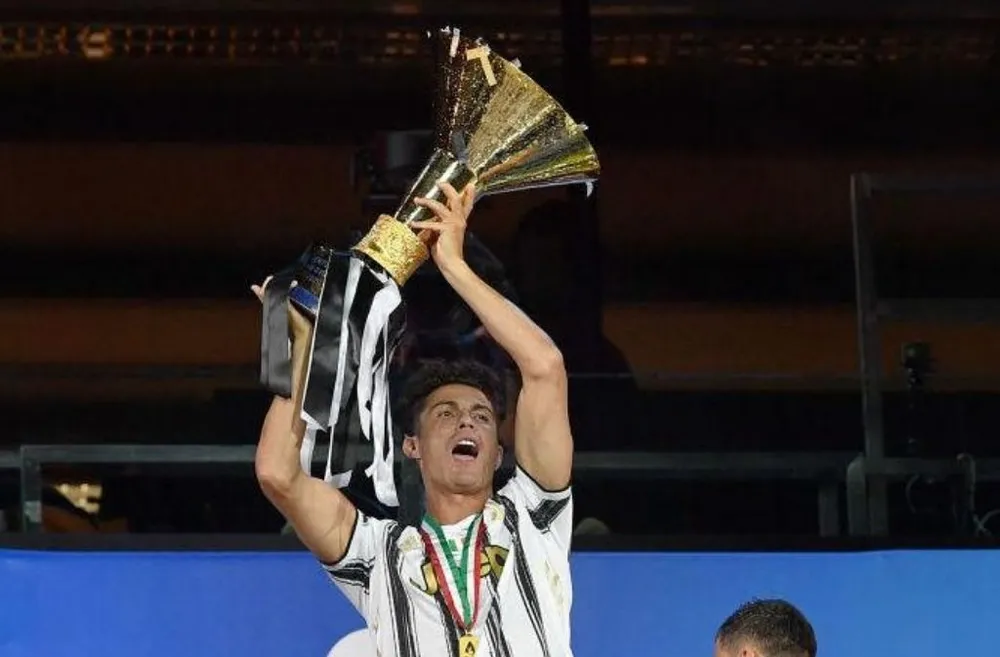 Ronaldo giương cao scudetto 
