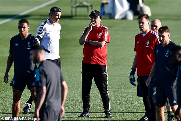 Maurizio Sarri hy vọng sẽ không vị sa thải nếu Juve bị loại