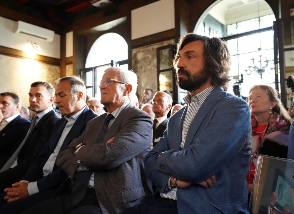 Andrea Pirlo (phải) đã sớm có cơ hội thành danh trên cương vị mới