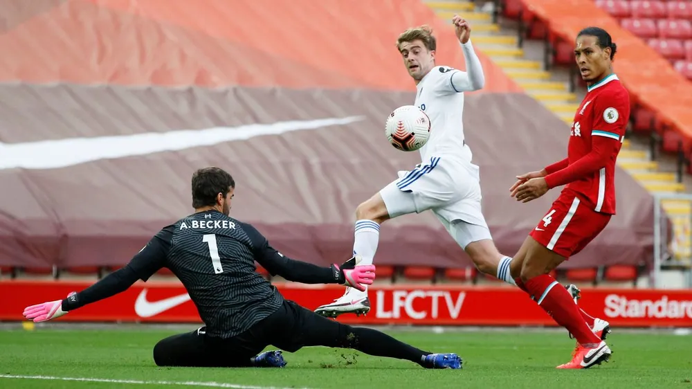 Mo Salah ghi hattrick giúp Liverpool khuất phục Leeds trong cơn mưa 7 bàn thắng ảnh 4