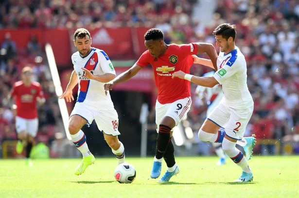 Anthony Martial đi bóng qua hậu vệ Palace